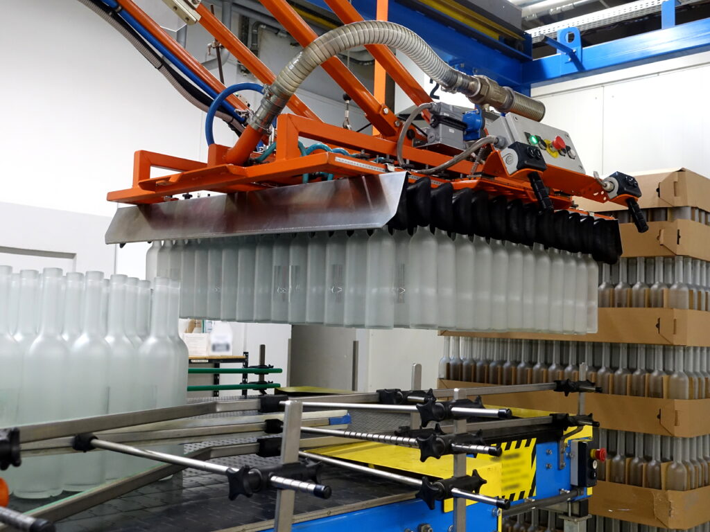 Półautomatyczny depaletyzator do butelek | Realizacja ZUT Kunzek