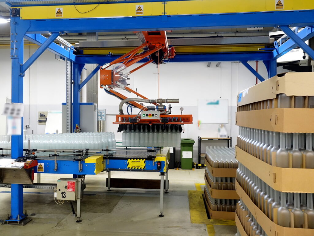 Półautomatyczny depaletyzator do butelek | Realizacja ZUT Kunzek