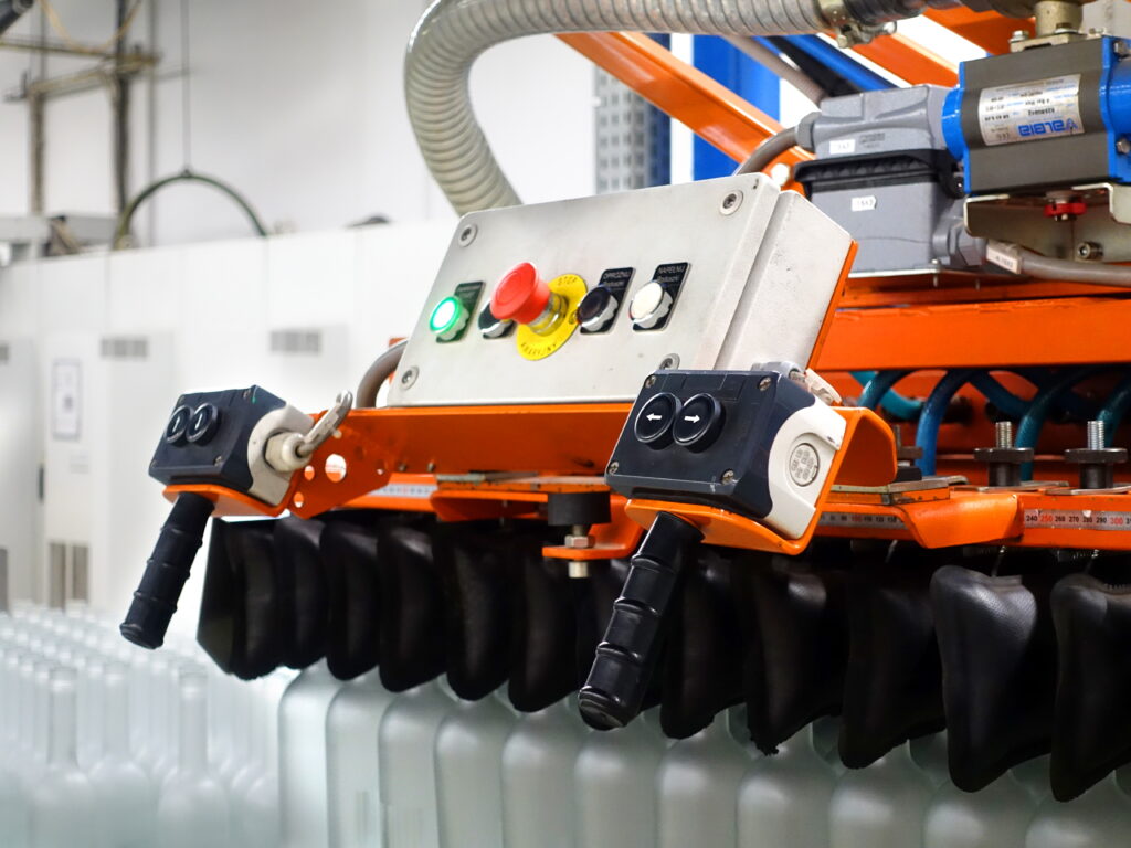 Półautomatyczny depaletyzator do butelek | Realizacja ZUT Kunzek